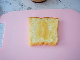 7、火腿蛋三明治,取一片吐司片