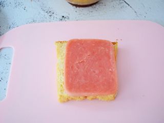 8、火腿蛋三明治,放入火腿