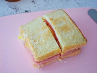 13、火腿蛋三明治,用锯齿刀从中间切开