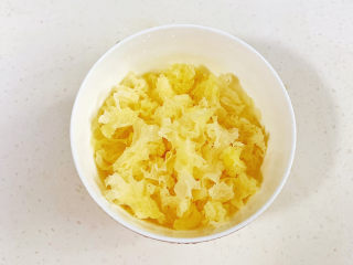 4、紫薯银耳汤,泡发后去蒂撕成小朵，冲洗干净。