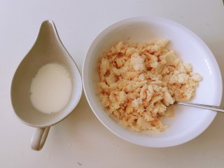9、山药红豆糕,用勺子碾压成泥