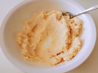 11、山药红豆糕,搅拌成细腻的山药泥