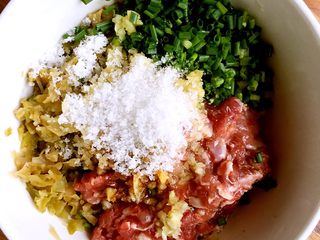 4、苏式榨菜鲜肉月饼,放盐，白糖，料酒，生抽，香麻油，顺着一个方向搅拌上劲。