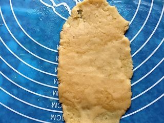 13、苏式榨菜鲜肉月饼,月饼皮胚擀成椭圆形。