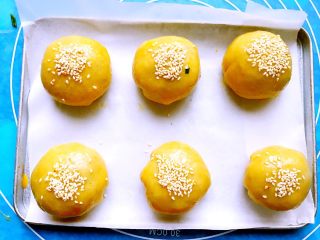 19、苏式榨菜鲜肉月饼,包好的月饼胚放入烤盘中。刷蛋黄液，撒白芝麻。烤箱预热，180度烤30分钟左右。