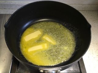 3、可可雪花酥,不粘锅内倒入黄油,开小火
