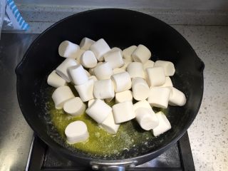 4、可可雪花酥,黄油融化以后倒入棉花糖,翻炒