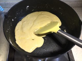 6、可可雪花酥,倒入奶粉、可可粉,快速翻炒搅拌,直到奶粉和棉花糖完全混合均匀,关火