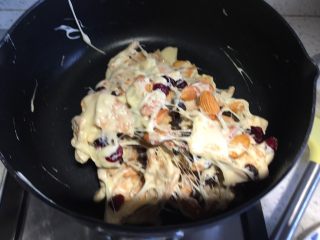 8、可可雪花酥,快速翻炒,均匀混合