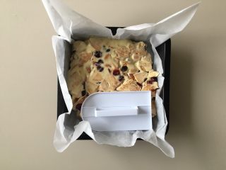 9、可可雪花酥,方盘内垫一张油纸防粘,倒入,用压板压平