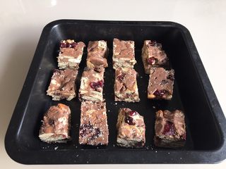 10、可可雪花酥,雪花酥温热以后取出切块