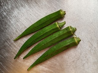 1、秋葵厚蛋烧,秋葵挑4根直溜的，用水清洗干净
