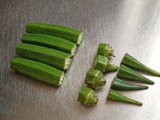 2、秋葵厚蛋烧,切掉秋葵的头尾部分，留中间