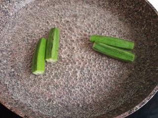 4、秋葵厚蛋烧,水开后，放入秋葵，撒一点盐，煮2分钟