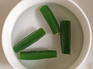 5、秋葵厚蛋烧,秋葵煮熟后投入冷水中，这样做秋葵能更加脆，不至于软烂