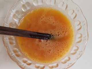 7、秋葵厚蛋烧,用筷子或者蛋抽左右一字型划散