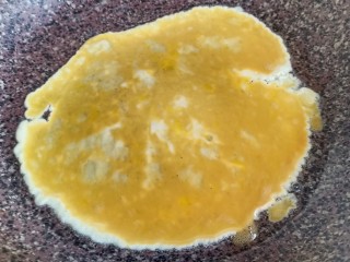 8、秋葵厚蛋烧,锅烧热，倒入一点点油，或者可以用喷壶喷几下。倒入三分之一的蛋液，小火全程