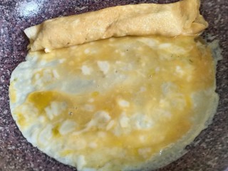 11、秋葵厚蛋烧,再倒入剩下一半的蛋液，还是小火