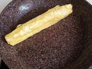 14、秋葵厚蛋烧,感觉基本定型了，把秋葵卷的四个面都煎别超过半分钟左右，不然煎脆了发硬