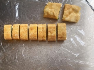 17、秋葵厚蛋烧,差不多十分钟到二十分钟，取出厚蛋烧，去掉头尾，把中间的部分切成宽度差不多的段即可