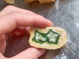 18、秋葵厚蛋烧,看看里面有两颗秋葵小星星，很治愈啊