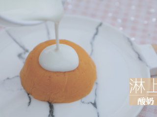 10、红薯的3+1种有爱吃法「厨娘物语」,倒扣在碟中，淋上酸奶撒上自己喜欢的坚果麦片。