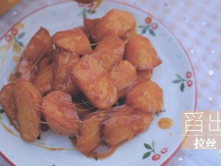 23、红薯的3+1种有爱吃法「厨娘物语」,盛出装盘，锅内剩余的糖浆稍稍冷却后，用勺子舀出在红薯块上拉丝。