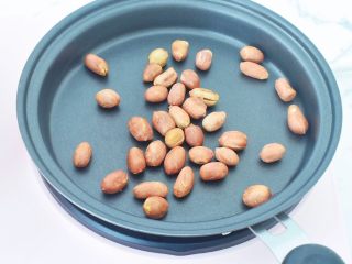 2、糖不甩,花生直接下锅炒熟