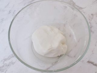 7、糖不甩,再用手揉成光滑的面团