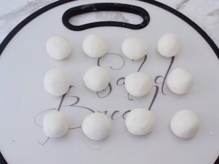 8、糖不甩,分成12个相同大小的小面团，揉圆备用