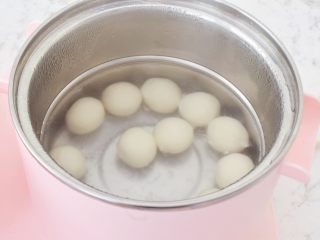 9、糖不甩,锅中烧开水，放入汤圆煮至浮在水面，再煮1-2分钟关火备用