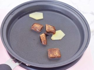 10、糖不甩,另起锅加入小半碗水，再加入红糖和姜片，煮至红糖融化