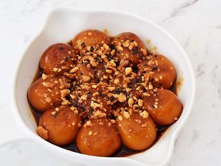 13、糖不甩,盛出装盘，撒上花生碎和芝麻即可享受美食了