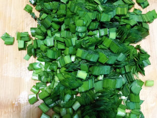 1、韭菜鸡蛋炒饭,韭菜洗干净后切碎。