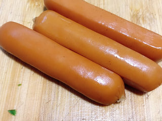 2、韭菜鸡蛋炒饭,准备好脆皮肠。