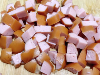 3、韭菜鸡蛋炒饭,切成小粒