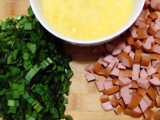 5、韭菜鸡蛋炒饭,打散