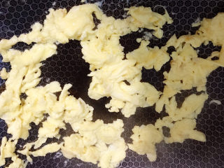 9、韭菜鸡蛋炒饭,炒至差不多凝固。