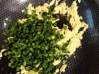 10、韭菜鸡蛋炒饭,放入韭菜末