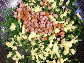 12、韭菜鸡蛋炒饭,放入脆皮肠粒