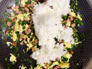 14、韭菜鸡蛋炒饭,放入米饭