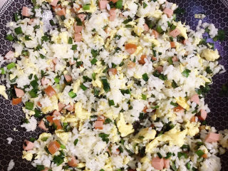 15、韭菜鸡蛋炒饭,放入酱油和少许盐拌匀