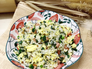 16、韭菜鸡蛋炒饭,装入碗中即可食用。