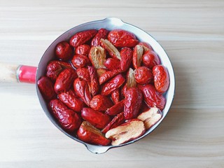 5、糖水鸡蛋,炖锅放入红枣与清水。