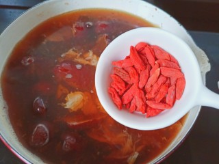 11、糖水鸡蛋,加一点枸杞再炖一会。