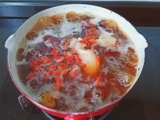 12、糖水鸡蛋,继续煮五分钟关火。