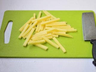 2、炸薯条,土豆洗净去皮，切成筷子粗细的小段