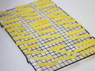 4、炸薯条,捞出放在网架上晾干水分