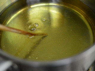 7、炸薯条,小锅中倒入油，烧至7成热，用筷子试一下，起泡就可以了