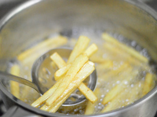 11、炸薯条,炸至呈金黄色即可捞出